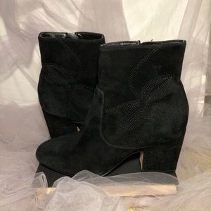 Marc Fisher 6.5 black suede booties